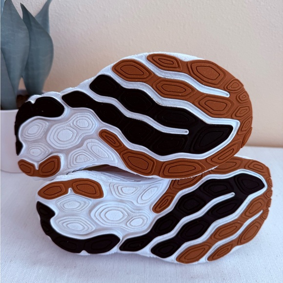 New Balance Fresh Foam Cream and Red Mesh Running Shoes - Picture 12 of 12